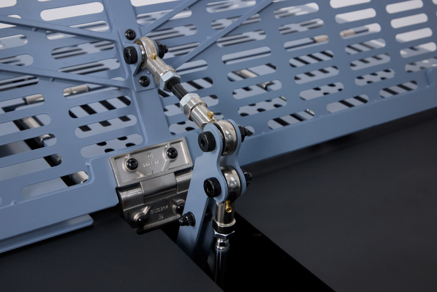 A hinge on the folding plate of the FoldFlex