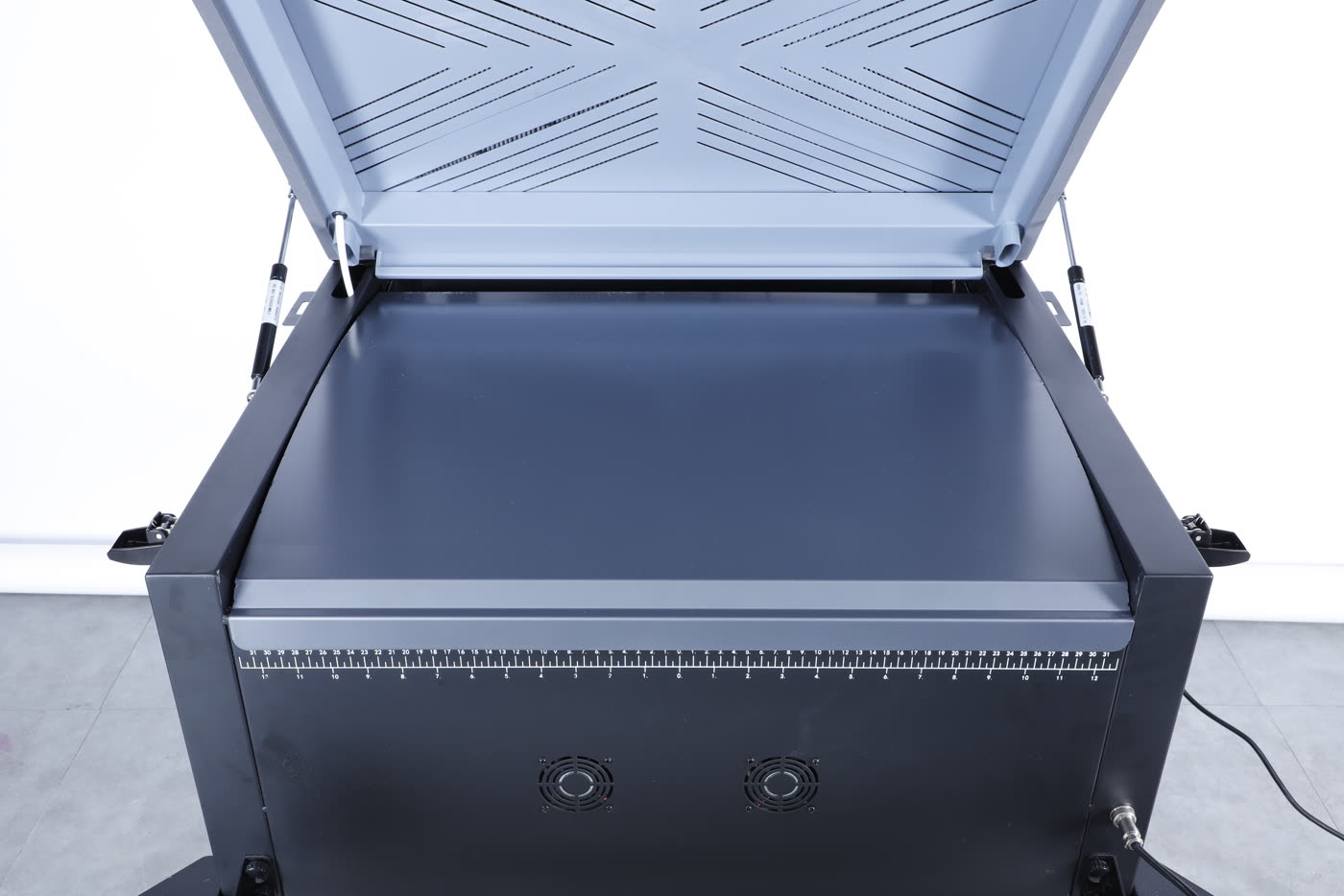The Miro 24 with its lid open