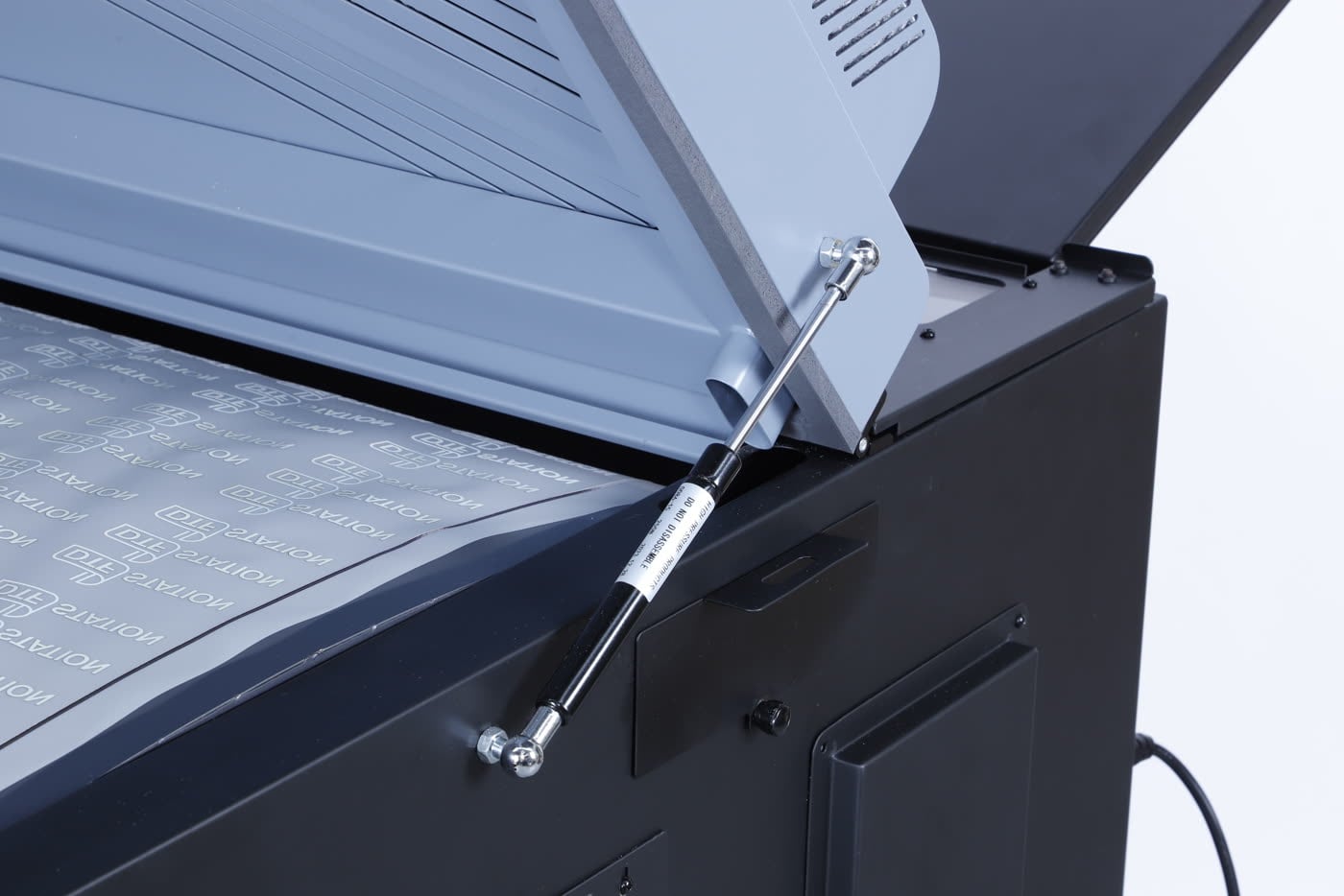 The gas strut holding the lid of the Miro 24 open