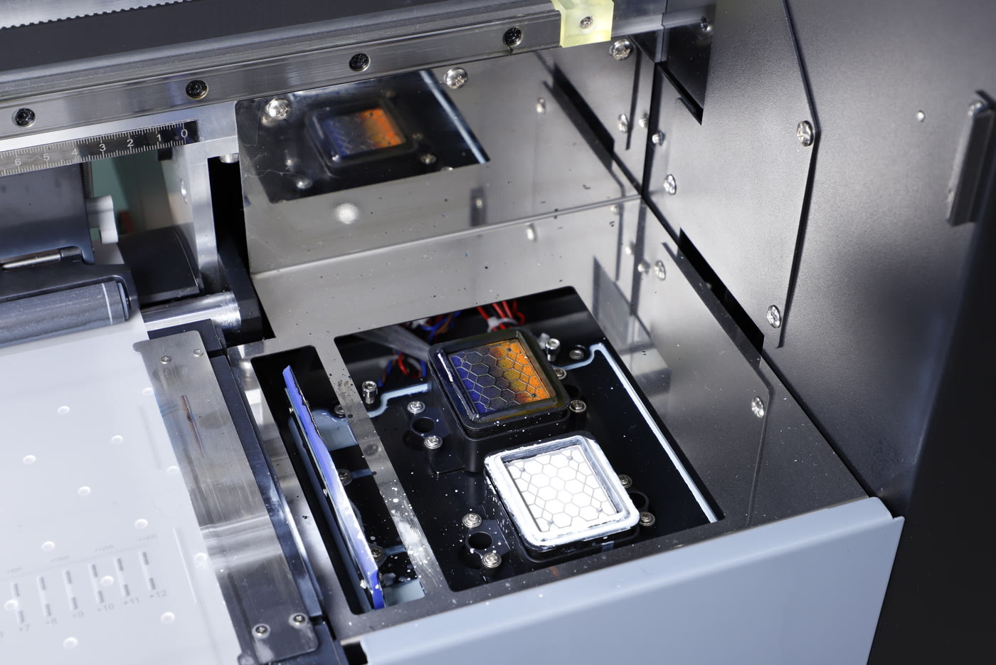 The capping stations of the Prestige XL2 Pro, seen from above