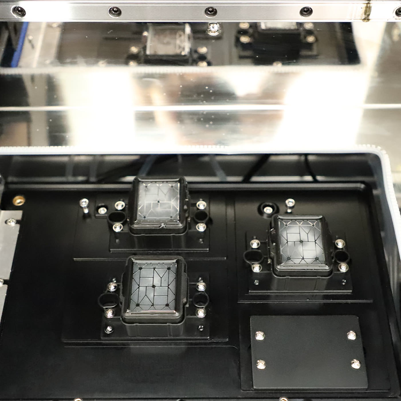 The three capping stations of the Prestige XL3, seen from above